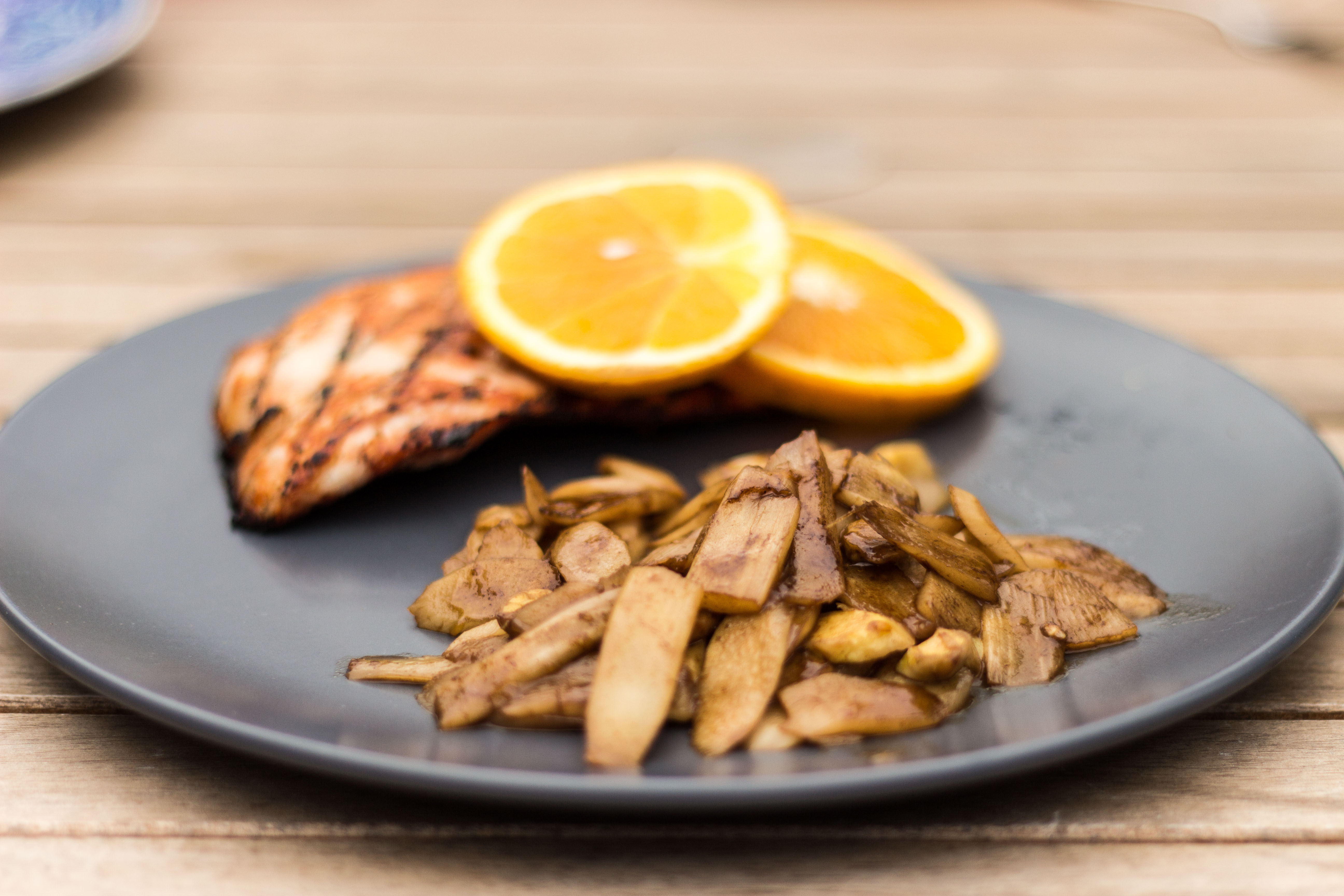 Geflügelbrust an gebratenem Spargel in einer Balsamico-Orangen-Soße