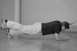 unterarmstuetz_diagonal_arm_bein_heben